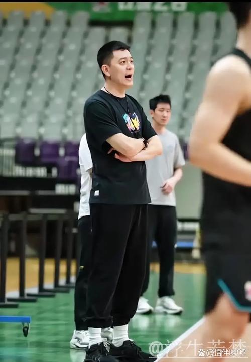 杨鸣单独部署王岚嵚与外援战术,付豪加强投篮训练 杨鸣单独部署王岚嵚与外援战术,付豪加强投篮训练