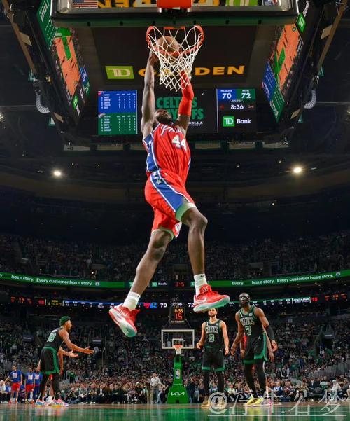 里德强突内线 转身勾手精准命中